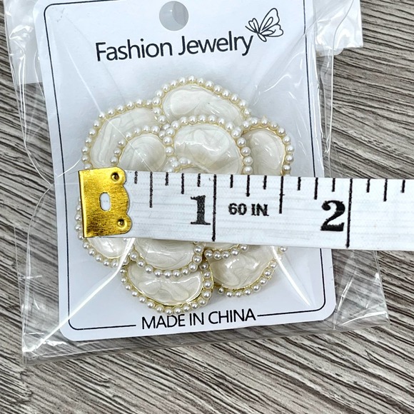 NEW- Camellia Flower Brooch with Faux Pearls White Pearl Gold Tone 1.5" - Picture 7 of 8